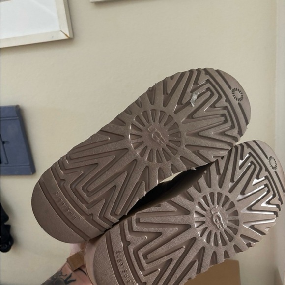 SOLD! Neumel Uggs! Amazing condition, worn only once! Size 10! Summer pricing!💕 - Picture 9 of 10